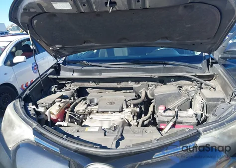 2016 Toyota Rav4 Xle z USA, uszkodzony, nr VIN JTMWFREV7GD088209